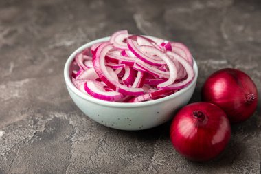 Mutfak masasında Shallot soğanı. Soğan dilimi. Soğan halkaları. Taze kırmızı soğan. Doğal, taze, vejetaryen yiyecekler. Tarım ürünleri. Sağlıklı beslenme. Sebzeler. Çiftçi pazarı..