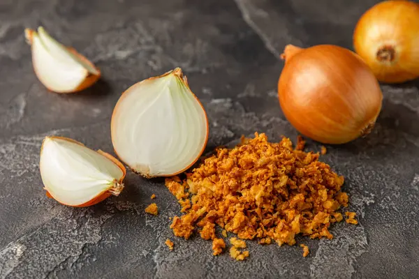 Tahta bir masada kasede kızarmış soğan. Kızarmış soğan. Bulaşık çeşnisi. Baharatlar. Salata sosu. Mesaj için yer var. Boşluğu kopyala