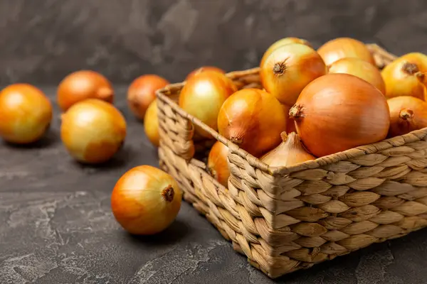 Mutfak masasında soğan. Soğan dilimi. Soğan halkaları. Taze Sarı Soğan. Doğal, taze, vejetaryen yiyecekler. Tarım ürünleri. Sağlıklı beslenme. Sebzeler. Çiftçi pazarı. Metin için boşluk. Boşluğu kopyala