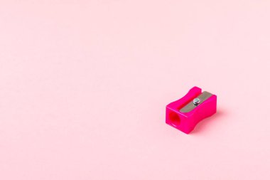 Renkli arka planda kalem açacağı. Kalem ve kalem talaşı. Kırtasiye malzemeleri. Okul malzemeleri. Okul ürünleri. Düz yatıyordu. Mesaj için yer. Boşluğu kopyala.