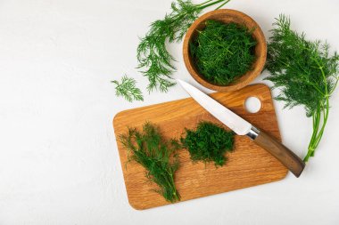 Ahşap arka planda Dill. Taze organik sebzeler. Dill çiftliği. Dereotu yapraklarını kes. Bahar genç deresi sürüsü. Vitaminler. İplik. Aromatik mutfak baharatı. Mesaj için yer. Boşluğu kopyala