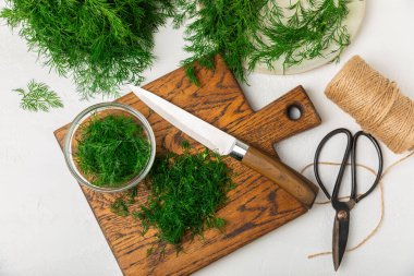 Ahşap arka planda Dill. Taze organik sebzeler. Dill çiftliği. Dereotu yapraklarını kes. Bahar genç deresi sürüsü. Vitaminler. İplik. Aromatik mutfak baharatı. Mesaj için yer. Boşluğu kopyala
