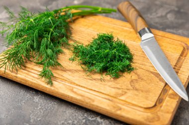 Ahşap arka planda Dill. Taze organik sebzeler. Dill çiftliği. Dereotu yapraklarını kes. Bahar genç deresi sürüsü. Vitaminler. İplik. Aromatik mutfak baharatı. Mesaj için yer. Boşluğu kopyala