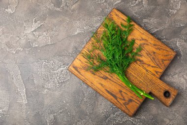 Ahşap arka planda Dill. Taze organik sebzeler. Dill çiftliği. Dereotu yapraklarını kes. Bahar genç deresi sürüsü. Vitaminler. İplik. Aromatik mutfak baharatı. Mesaj için yer. Boşluğu kopyala