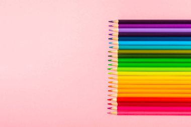 Renkli arka planda renkli kalemler. Boyama için ekipman. Yaratıcılık için kırtasiye malzemesi. Okula dönüyorum. Flatlay. Çocukların Yaratıcılığı ve Eğitimi. Rainbow.Mesaj için yer var. Boşluğu kopyala.