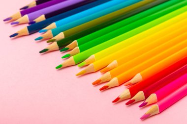 Renkli arka planda renkli kalemler. Boyama için ekipman. Yaratıcılık için kırtasiye malzemesi. Okula dönüyorum. Flatlay. Çocukların Yaratıcılığı ve Eğitimi. Rainbow.Mesaj için yer var. Boşluğu kopyala.