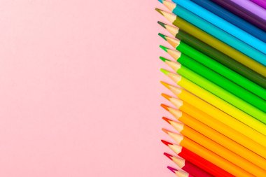 Renkli arka planda renkli kalemler. Boyama için ekipman. Yaratıcılık için kırtasiye malzemesi. Okula dönüyorum. Flatlay. Çocukların Yaratıcılığı ve Eğitimi. Rainbow.Mesaj için yer var. Boşluğu kopyala.