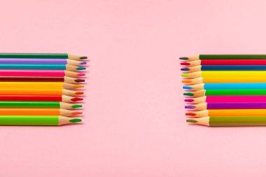 Renkli arka planda renkli kalemler. Boyama için ekipman. Yaratıcılık için kırtasiye malzemesi. Okula dönüyorum. Flatlay. Çocukların Yaratıcılığı ve Eğitimi. Rainbow.Mesaj için yer var. Boşluğu kopyala.