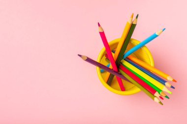 Renkli arka planda renkli kalemler. Boyama için ekipman. Yaratıcılık için kırtasiye malzemesi. Okula dönüyorum. Flatlay. Çocukların Yaratıcılığı ve Eğitimi. Rainbow.Mesaj için yer var. Boşluğu kopyala.