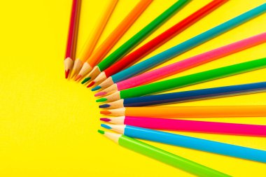 Renkli arka planda renkli kalemler. Boyama için ekipman. Yaratıcılık için kırtasiye malzemesi. Okula dönüyorum. Flatlay. Çocukların Yaratıcılığı ve Eğitimi. Rainbow.Mesaj için yer var. Boşluğu kopyala.