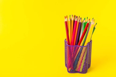 Renkli arka planda renkli kalemler. Boyama için ekipman. Yaratıcılık için kırtasiye malzemesi. Okula dönüyorum. Flatlay. Çocukların Yaratıcılığı ve Eğitimi. Rainbow.Mesaj için yer var. Boşluğu kopyala.