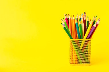 Renkli arka planda renkli kalemler. Boyama için ekipman. Yaratıcılık için kırtasiye malzemesi. Okula dönüyorum. Flatlay. Çocukların Yaratıcılığı ve Eğitimi. Rainbow.Mesaj için yer var. Boşluğu kopyala.