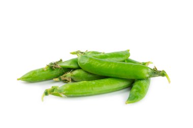 Taze yeşil bezelye kabukları ve beyaz arka planda izole edilmiş yeşil bezelyeler. Tatlı yeşil bezelyeler. Yeşil bezelye fasulyesi sebzesi. Vejetaryen. sağlıklı sebze