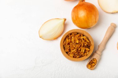 Tahta bir masada kasede kızarmış soğan. Kızarmış soğan. Bulaşık çeşnisi. Baharatlar. Salata sosu. Mesaj için yer var. Boşluğu kopyala