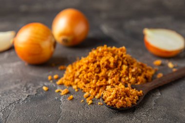 Tahta bir masada kasede kızarmış soğan. Kızarmış soğan. Bulaşık çeşnisi. Baharatlar. Salata sosu. Mesaj için yer var. Boşluğu kopyala