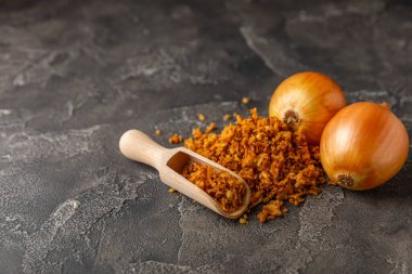 Tahta bir masada kasede kızarmış soğan. Kızarmış soğan. Bulaşık çeşnisi. Baharatlar. Salata sosu. Mesaj için yer var. Boşluğu kopyala