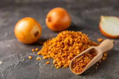 Tahta bir masada kasede kızarmış soğan. Kızarmış soğan. Bulaşık çeşnisi. Baharatlar. Salata sosu. Mesaj için yer var. Boşluğu kopyala