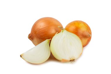 Beyaz arka planda soğan izole edilmiş. Soğan dilimi. Soğan halkaları. Taze Sarı Soğan. Doğal, taze, vejetaryen yiyecekler. Tarım ürünleri. Sağlıklı beslenme. Sebzeler. Çiftçi pazarı..