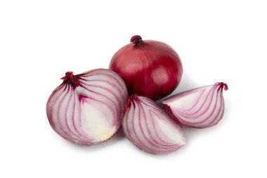 Shallot soğanı beyaz arka planda izole edilmiş. Soğan dilimi. Soğan halkaları. Taze kırmızı soğan. Doğal, taze, vejetaryen yiyecekler. Tarım ürünleri. Sağlıklı beslenme. Sebzeler. Çiftçi pazarı..