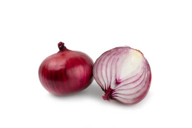 Shallot soğanı beyaz arka planda izole edilmiş. Soğan dilimi. Soğan halkaları. Taze kırmızı soğan. Doğal, taze, vejetaryen yiyecekler. Tarım ürünleri. Sağlıklı beslenme. Sebzeler. Çiftçi pazarı..