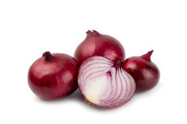 Shallot soğanı beyaz arka planda izole edilmiş. Soğan dilimi. Soğan halkaları. Taze kırmızı soğan. Doğal, taze, vejetaryen yiyecekler. Tarım ürünleri. Sağlıklı beslenme. Sebzeler. Çiftçi pazarı..