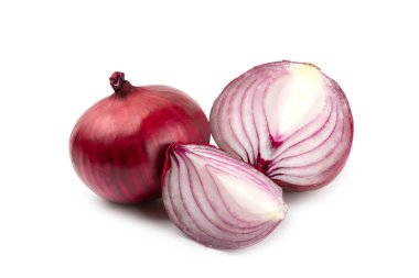 Shallot soğanı beyaz arka planda izole edilmiş. Soğan dilimi. Soğan halkaları. Taze kırmızı soğan. Doğal, taze, vejetaryen yiyecekler. Tarım ürünleri. Sağlıklı beslenme. Sebzeler. Çiftçi pazarı..