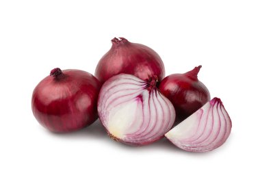 Shallot soğanı beyaz arka planda izole edilmiş. Soğan dilimi. Soğan halkaları. Taze kırmızı soğan. Doğal, taze, vejetaryen yiyecekler. Tarım ürünleri. Sağlıklı beslenme. Sebzeler. Çiftçi pazarı..