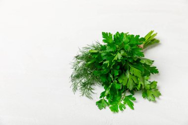 Doku masasında Dill ve Maydanoz. Maydanozla dereotu karıştırdım. Taze aromalı baharatlı sebzeler. Baharatlar ve bitkiler. Mesaj için yer var. Boşluğu kopyala