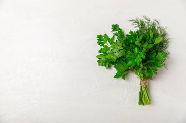 Doku masasında Dill ve Maydanoz. Maydanozla dereotu karıştırdım. Taze aromalı baharatlı sebzeler. Baharatlar ve bitkiler. Mesaj için yer var. Boşluğu kopyala