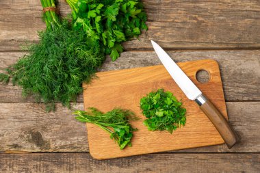 Doku masasında Dill ve Maydanoz. Maydanozla dereotu karıştırdım. Taze aromalı baharatlı sebzeler. Baharatlar ve bitkiler. Mesaj için yer var. Boşluğu kopyala