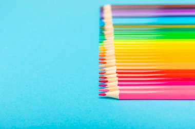 Renkli arka planda renkli kalemler. Boyama için ekipman. Yaratıcılık için kırtasiye malzemesi. Okula dönüyorum. Flatlay. Çocukların Yaratıcılığı ve Eğitimi. Rainbow.Mesaj için yer var. Boşluğu kopyala.