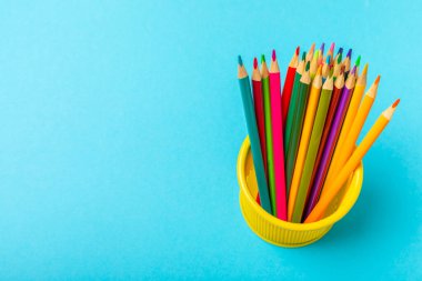 Renkli arka planda renkli kalemler. Boyama için ekipman. Yaratıcılık için kırtasiye malzemesi. Okula dönüyorum. Flatlay. Çocukların Yaratıcılığı ve Eğitimi. Rainbow.Mesaj için yer var. Boşluğu kopyala.