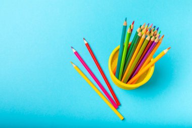 Renkli arka planda renkli kalemler. Boyama için ekipman. Yaratıcılık için kırtasiye malzemesi. Okula dönüyorum. Flatlay. Çocukların Yaratıcılığı ve Eğitimi. Rainbow.Mesaj için yer var. Boşluğu kopyala.