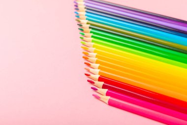 Renkli arka planda renkli kalemler. Boyama için ekipman. Yaratıcılık için kırtasiye malzemesi. Okula dönüyorum. Flatlay. Çocukların Yaratıcılığı ve Eğitimi. Rainbow.Mesaj için yer var. Boşluğu kopyala.