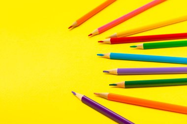 Renkli arka planda renkli kalemler. Boyama için ekipman. Yaratıcılık için kırtasiye malzemesi. Okula dönüyorum. Flatlay. Çocukların Yaratıcılığı ve Eğitimi. Rainbow.Mesaj için yer var. Boşluğu kopyala.