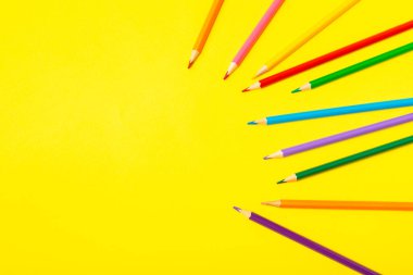 Renkli arka planda renkli kalemler. Boyama için ekipman. Yaratıcılık için kırtasiye malzemesi. Okula dönüyorum. Flatlay. Çocukların Yaratıcılığı ve Eğitimi. Rainbow.Mesaj için yer var. Boşluğu kopyala.