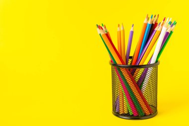 Renkli arka planda renkli kalemler. Boyama için ekipman. Yaratıcılık için kırtasiye malzemesi. Okula dönüyorum. Flatlay. Çocukların Yaratıcılığı ve Eğitimi. Rainbow.Mesaj için yer var. Boşluğu kopyala.