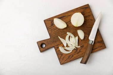 Mutfak masasında soğan. Soğan dilimi. Soğan halkaları. Taze Sarı Soğan. Doğal, taze, vejetaryen yiyecekler. Tarım ürünleri. Sağlıklı beslenme. Sebzeler. Çiftçi pazarı. Metin için boşluk. Boşluğu kopyala