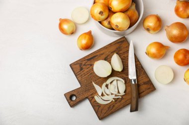 Mutfak masasında soğan. Soğan dilimi. Soğan halkaları. Taze Sarı Soğan. Doğal, taze, vejetaryen yiyecekler. Tarım ürünleri. Sağlıklı beslenme. Sebzeler. Çiftçi pazarı. Metin için boşluk. Boşluğu kopyala