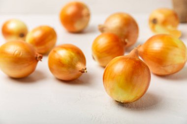 Mutfak masasında soğan. Soğan dilimi. Soğan halkaları. Taze Sarı Soğan. Doğal, taze, vejetaryen yiyecekler. Tarım ürünleri. Sağlıklı beslenme. Sebzeler. Çiftçi pazarı. Metin için boşluk. Boşluğu kopyala