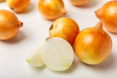 Mutfak masasında soğan. Soğan dilimi. Soğan halkaları. Taze Sarı Soğan. Doğal, taze, vejetaryen yiyecekler. Tarım ürünleri. Sağlıklı beslenme. Sebzeler. Çiftçi pazarı. Metin için boşluk. Boşluğu kopyala