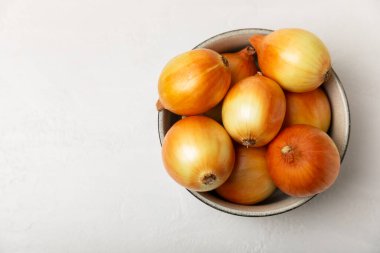 Mutfak masasında soğan. Soğan dilimi. Soğan halkaları. Taze Sarı Soğan. Doğal, taze, vejetaryen yiyecekler. Tarım ürünleri. Sağlıklı beslenme. Sebzeler. Çiftçi pazarı. Metin için boşluk. Boşluğu kopyala