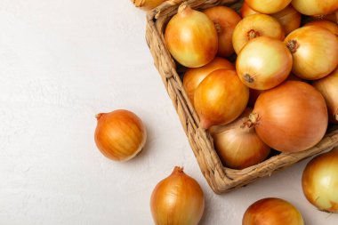 Mutfak masasında soğan. Soğan dilimi. Soğan halkaları. Taze Sarı Soğan. Doğal, taze, vejetaryen yiyecekler. Tarım ürünleri. Sağlıklı beslenme. Sebzeler. Çiftçi pazarı. Metin için boşluk. Boşluğu kopyala