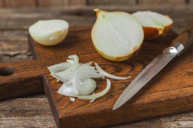 Mutfak masasında soğan. Soğan dilimi. Soğan halkaları. Taze Sarı Soğan. Doğal, taze, vejetaryen yiyecekler. Tarım ürünleri. Sağlıklı beslenme. Sebzeler. Çiftçi pazarı. Metin için boşluk. Boşluğu kopyala