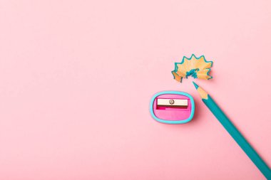 Renkli arka planda kalem açacağı. Kalem ve kalem talaşı. Kırtasiye malzemeleri. Okul malzemeleri. Okul ürünleri. Düz yatıyordu. Mesaj için yer. Boşluğu kopyala.