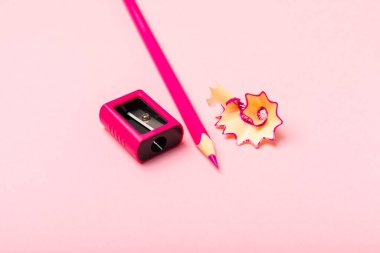 Renkli arka planda kalem açacağı. Kalem ve kalem talaşı. Kırtasiye malzemeleri. Okul malzemeleri. Okul ürünleri. Düz yatıyordu. Mesaj için yer. Boşluğu kopyala.