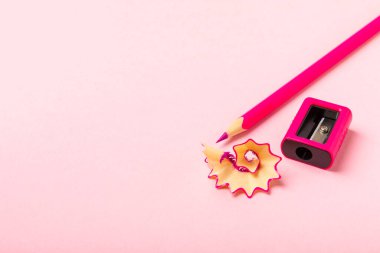 Renkli arka planda kalem açacağı. Kalem ve kalem talaşı. Kırtasiye malzemeleri. Okul malzemeleri. Okul ürünleri. Düz yatıyordu. Mesaj için yer. Boşluğu kopyala.