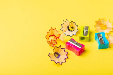 Renkli arka planda kalem açacağı. Kalem ve kalem talaşı. Kırtasiye malzemeleri. Okul malzemeleri. Okul ürünleri. Düz yatıyordu. Mesaj için yer. Boşluğu kopyala.