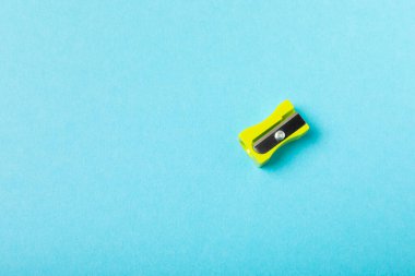 Renkli arka planda kalem açacağı. Kalem ve kalem talaşı. Kırtasiye malzemeleri. Okul malzemeleri. Okul ürünleri. Düz yatıyordu. Mesaj için yer. Boşluğu kopyala.