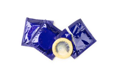 Beyaz arka planda izole edilmiş prezervatifler. Ambalajda renkli renkli meyve renkli prezervatifler. Güvenli seks konsepti. Doğum kontrol hapı. Farklı doğum kontrol yöntemleri. AİDS önleme. Dünya AIDS Günü. Cinsel sağlık.